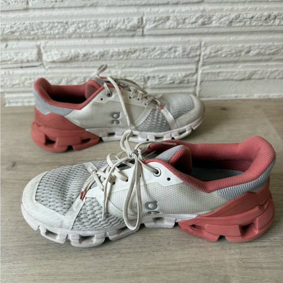 On Running Cloudflyer pink white size 9.5 support lightweight breathable - Picture 4 of 7